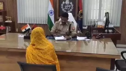मऊ: बकवल स्थित एसपी कार्यालय में एसपी इलामारन जी द्वारा की गई जनसुनवाई, लगभग 20 मामलों के निस्तारण के दिए निर्देश