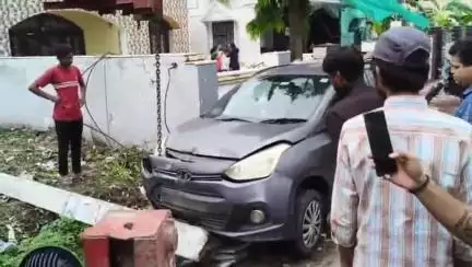 बड़गांव: सज्जगढ़ रोड पर घर के बाहर खड़ी कार को गाड़ी ने मारी जोरदार टक्कर, विद्युत पोल टूटा, बड़ा हादसा टला