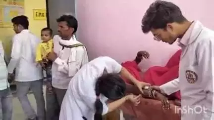 औरैया: दिबियापुर क्षेत्र के फफूद रोड पर बाइक से गिरकर महिला और एक बच्ची घायल हुईं