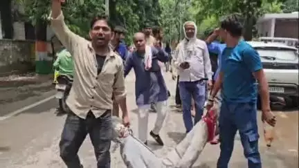 मैनपुरी: इटावा के पीडब्ल्यूडी तिराहे पर ब्राह्मणों पर दुर्व्यवहार को लेकर बीजेपी दिव्यांग जिला अध्यक्ष ने अखिलेश का पुतला फूंका