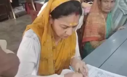 पोखरी: रानों वार्ड से पूर्व जिला पंचायत अध्यक्ष रजनी भंडारी ने किया नामांकन