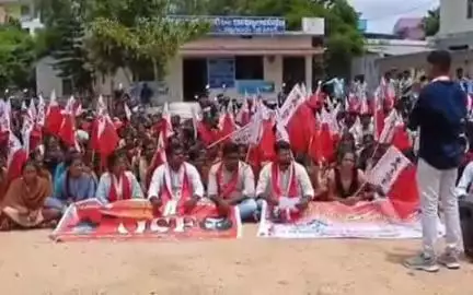 కళ్యాణదుర్గం: ఫీజు రీయింబర్స్మెంట్ బకాయిలను వెంటనే విడుదల చేయాలని డిమాండ్ చేస్తూ కళ్యాణదుర్గం ఆర్డీవో ఆఫీస్ వద్ద విద్యార్థులు ధర్నా