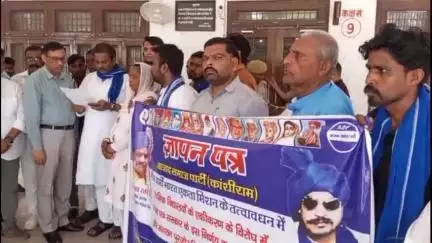 कोल: यूपी में 27 हजार स्कूलों को बंद करने के विरोध में ASP ने कलेक्ट्रेट में किया प्रदर्शन, आदेश वापस लेने की मांग की