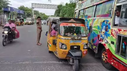 திண்டுக்கல் கிழக்கு: திண்டுக்கல்லில் மாணவர்களை அதிக எண்ணிக்கையில் ஏற்றிச்சென்ற 7 ஆட்டோக்கள் பறிமுதல்