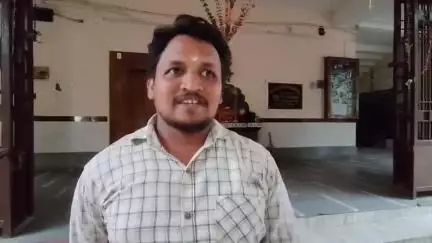 କେନ୍ଦ୍ରାପଡା: ପ୍ରଶାସନିକ ସେବା ପାଇବାରୁ ବଞ୍ଚିତ ହୋଇ ଅସନ୍ତୋଷ ପ୍ରକାଶ କରି ଜିଲାପାଳ ଅଫିସରେ କଡା ପ୍ରତିକ୍ରିୟା ରଖିଲେ ସାଧାରଣ ଲୋକେ