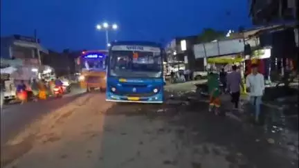 ઝાલોદ: ઝાલોદ બસ સ્ટેશન પાસે સલામતીના સાધનો વગર ખોદકામ કરેલ ખાડામાં એસ.ટી બસ ઉતરી