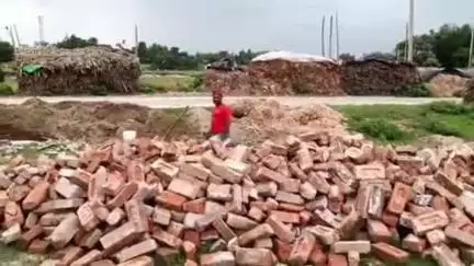 दिघलबैंक: सानी मंगुरा में ईदगाह के निर्माण कार्य का कमेटी के सदस्यों और ग्रामीणों ने किया शिलान्यास