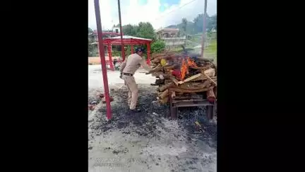 पिथौरागढ़: पिथौरागढ़ में पुलिस ने निभाया मानवता का धर्म, लावारिस शव का किया सम्मानजनक अंतिम संस्कार