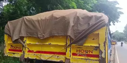 കുന്നത്തൂർ: അനധികൃതമായി മണ്ണ് കടത്തിയ ടിപ്പർ ലോറി ചക്കുവള്ളിക്ക് സമീപത്തു നിന്നും ശൂരനാട് പോലീസ് പിടികൂടി