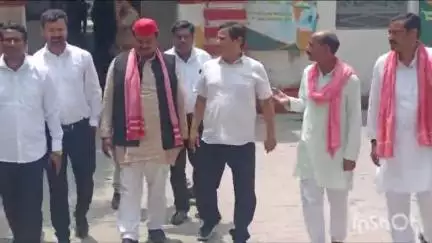 एटा: सपा मुखिया के पोस्टर और होर्डिंग फाड़े जाने के मामले में एटा में जिलाध्यक्ष ने SSP को सौंपा ज्ञापन
