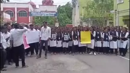 காட்பாடி: அஜித் குமார் லாக்கப் மரணத்தை கண்டித்து காட்பாடி சில்க் மில்க் பகுதியில் அரசு சட்டக் கல்லூரி மாணவர்கள் ஆர்ப்பாட்டத்தில் ஈடுபட்டனர்