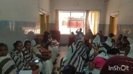 अलीगंज: सीएचसी अलीगंज पर चिकित्सा अधीक्षक की अध्यक्षता में आशाओं के साथ हुई क्लस्टर बैठक, दिए गए निर्देश