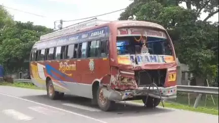তেহট্ট ১: তরণীপুর মাঠের পাড়ায়,লছিমনকে বাসের ধাক্কা গুরুতর আহত ১