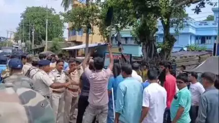 মন্তেশ্বর: পুলিশ চুপচাপ দাঁড়িয়ে ছিল,  গুন্ডা বাহিনীদের ইচ্ছে করলেই সরিয়ে দিতে পারতো বললেন মন্তেশ্বরের বিধায়ক তথা মন্ত্রী