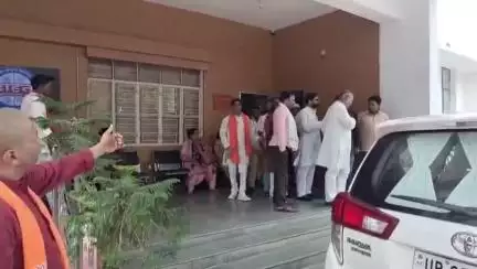 महोबा: जैतपुर में चारागाह भूमि पर अवैध कब्जा, रोहिंग्या-बांग्लादेशी होने का संदेह; व्यापारियों ने डीएम को सौंपा ज्ञापन