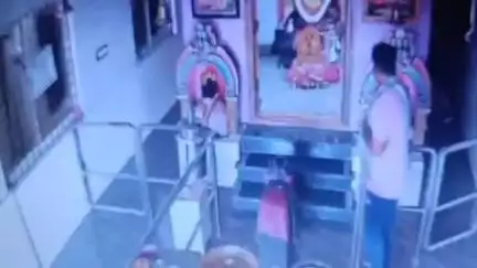 ಮೈಸೂರು: ಚಾಮುಂಡೇಶ್ವರಿ ತಾಯಿಯ ತಾಳಿ ಕದ್ದೊಯ್ದ ಕಳ್ಳ. ಗಾಯತ್ರಿಪುರಂನಲ್ಲಿ ನಡೆದಿರುವ ಘಟನೆ