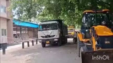 कायमगंज: गांव सोतेपुर के पास खनन अधिकारी ने मुखबिर की सूचना पर खनन करते समय दो डंपर और एक जेसीवी को पकड़ा