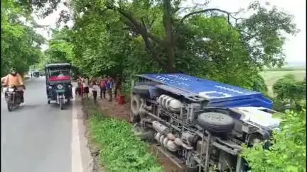 मुहम्मदाबाद: भांवरकोल थाना क्षेत्र के पखनपुरा और मच्छटी चौकी के बीच अनियंत्रित होकर पलटा ट्रक, ड्राइवर और खलासी बाल-बाल बचे