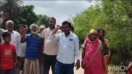 রতুয়া ১: নিম্নমানের রাস্তা নির্মাণের অভিযোগে বাহারাল এলাকায় কাজ বন্ধ করলেন গ্রামবাসী