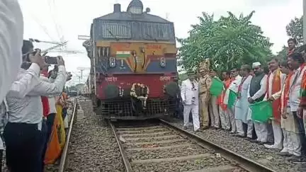 खामगाव: पंढरपूरला जाणारी स्पेशल विठ्ठल दर्शन एक्स्प्रेसची पहिली फेरी रेल्वे स्थानकावरून विठ्ल भक्तांना घेवून पंढरपूरकडे रवाना