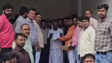 चकिया: सड़ाडीह परिषदीय विद्यालयों में पेयरिंग/मर्जर सरप्लस प्रक्रिया का शिक्षक संघ ने किया विरोध, स्थानीय विधायक को सौंपा ज्ञापन