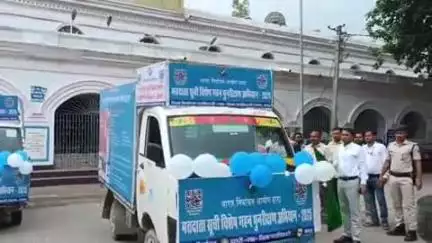 छपरा: मतदाता सूची पुनरीक्षण जागरूकता के लिए डीएम ने कार्यालय से सभी प्रखंडों के लिए रथ को झंडी दिखाई
