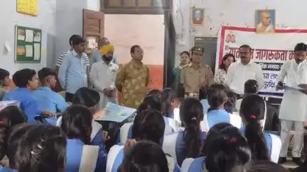 शाहजहांपुर : ए.बी. रिच इंटर कॉलेज में सड़क व साइबर सुरक्षा को लेकर जागरूकता कार्यक्रम आयोजित किया गया।