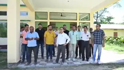তেজপুৰ: ঠেলামৰাত উপস্থিত হৈ বৰছলা উন্নয়ন খণ্ডৰ পৰ্যবেক্ষণৰ লগতে বৰছলা সমজিলাৰ কাৰ্যালয়ৰ নিৰ্মাণৰ অগ্ৰগতিৰ বুজ লয় বিধায়কে