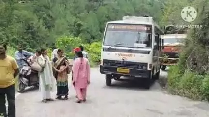भिकियासैन: राममगर-भिकियासैंण-बद्रीनाथ मोटर मार्ग के बगड़ीगाड़ में 5 घंटे तक सड़क रही जाम