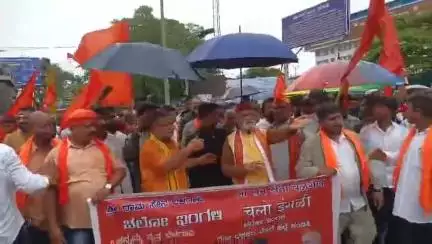 ಬೆಳಗಾವಿ: ಇಂಗಳಿ ಗ್ರಾಮದಲ್ಲಿ ಶ್ರೀರಾಮಸೇನೆ ಕಾರ್ಯಕರ್ತರ ಮೇಲೆ ಹಲ್ಲೆ ಪ್ರಕರಣ ಶ್ರೀರಾಮಸೇನೆ ಕಾರ್ಯಕರ್ತರಿಂದ ಚನ್ನಮ್ಮ ವೃತ್ತದಲ್ಲಿ ಪ್ರತಿಭಟನೆ