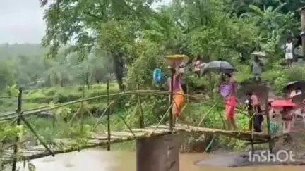 पालघर: डोल्हारी बुद्रुक गावातील नागरिकांचा बांबूच्या पुलावरून जीवघेणा प्रवास