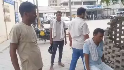 शाहजहांपुर: मदनापुर क्षेत्र के गुलेलाखेड़ा गांव के पास ट्रैक्टर-ट्राली और बाइक की टक्कर में युवक की मौत, युवती घायल, आज हुआ पीएम