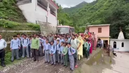 पंचकूला: बघारनी गांव पिंजौर में टूटी सड़क, 30 सीटर बस में 150 बच्चे कैसे आएंगे, बच्चों ने की नारेबाजी