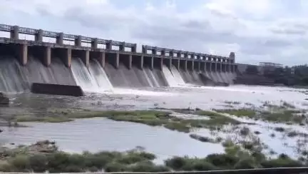 పత్తికొండ: పత్తికొండ తుంగభద్ర జలాశయానికి పెరుగుతున్న వరద నీరు 12 గేట్ల ద్వారా దిగువ ప్రాంతానికి నీరు విడుదల