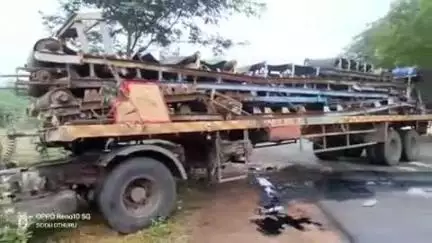 జమ్మలమడుగు: యర్రగుంట్ల: నిడిజివ్వి వద్ద రెండు లారీలు ఢీ.. తప్పిన పెను ప్రమాదం