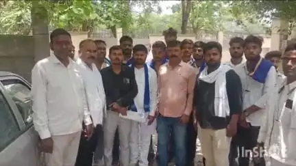 एटा: आजाद समाज पार्टी ने कौशांबी घटना के मामले में UP सरकार के प्राइमरी स्कूल बंद करने के खिलाफ कलेक्ट्रेट में ज्ञापन सौंपा