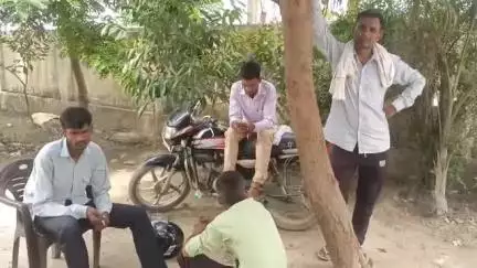 तिलहर: खुदागंज क्षेत्र के नवादा दरोवस्त गांव में खेत पर काम करते समय किसान को सांप ने काटा, जिससे हुई मौत