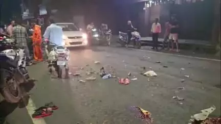 अंबिकापुर: तेज रफ्तार का कहर: स्कूटी और बाइक की टक्कर में महिला सहित तीन लोग गंभीर घायल