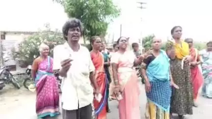 நாமக்கல்: பெரியப்பட்டியில் ஆட்சியரின் காரை மறித்து அடிப்படை வசதிகள் கேட்ட பொது மக்களால் பரபரப்பு ஏற்பட்டது