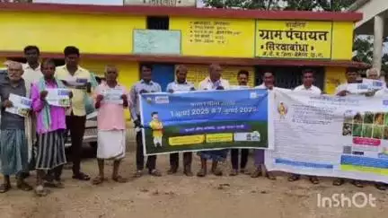बेमेतरा: ग्राम सिरवाबांधा में फसल बीमा पाठशाला के अंतर्गत किसानों को खेत संबंधी प्रशिक्षण दिया गया