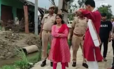 किरावली: कचौरा में जलभराव की समस्या पर प्रशासन सक्रिय, एसडीएम ने मौके पर पहुंचकर दिए निर्देश
