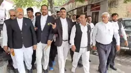 मिर्ज़ापुर: सदर तहसील में राजस्व निरीक्षक और अधिवक्ता के बीच हुई हाथापाई के मामले में अधिवक्ताओं ने कलेक्ट्रेट में किया प्रदर्शन