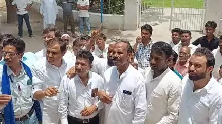 स्वार: आजाद समाज पार्टी ने स्कूल मर्ज के फैसले के खिलाफ रामपुर जिलाधिकारी को ज्ञापन सौंपकर रखी अपनी मांग