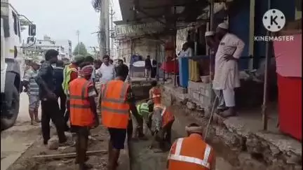 బాన్సువాడ: బాన్సువాడ పట్టణ కేంద్రంలో హైవే నిర్మాణ పనులను పరిశీలించిన రాష్ట్ర ఆగ్రో ఇండస్ట్రీ చైర్మన్ బాలరాజు