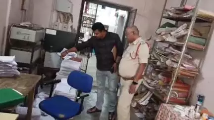 గన్నవరం సబ్ రిజిస్ట్రార్ కార్యాలయంలో స్టాంప్ పత్రాలు చోరీ, కెసు నమోదు చెసి క్లూస్ టీమ్‌తో దర్యాప్తు చేస్తున్న పొలీసులు