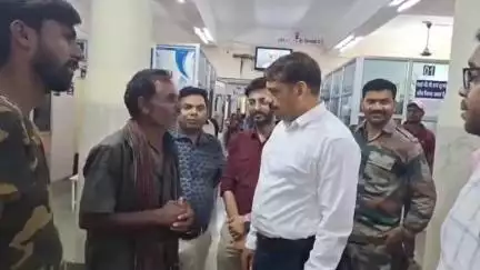 कवर्धा: कलेक्टर गोपाल वर्मा ने जिला अस्पताल में अचानक मारी दबिश, मरीजों से लिया फीडबैक
