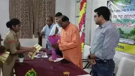 ଖଲ୍ଲିକୋଟ୍: ଆରସିଏମ କଲେଜ ପରିସରରେ ମା' ପାଇଁ ଗଛଟିଏ କାର୍ଯ୍ୟକ୍ରମ ଅନୁଷ୍ଠିତ, ଯୋଗଦେଲେ ବିଧାୟକ ପୂର୍ଣ୍ଣ ଚନ୍ଦ୍ର ସେଠୀ