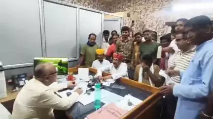 बीकानेर: नगर निगम कर्मचारियों ने अपनी विभिन्न मांगों को लेकर निगम आयुक्त कार्यालय का घेराव कर किया विरोध प्रदर्शन