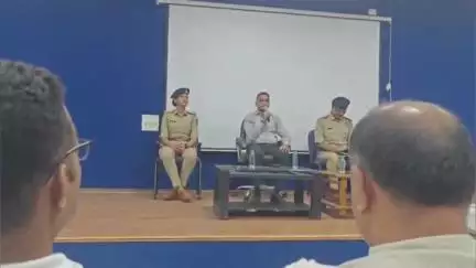 ગોધરા: પોલીસ હેડ ક્વાર્ટર ખાતે આવનાર મહોરમ પર્વને લઈ SP હિમાંશુ સોલંકીની અધ્યક્ષતામાં શાંતિ સમિતિની બેઠક યોજાઈ