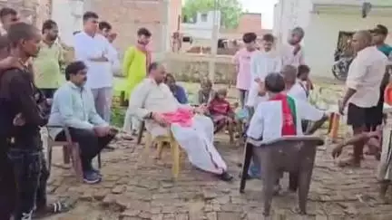 चंदौली: सुंडेहरा में करंट लगने से मृत बृजेश चौहान के परिजनों से सपा के राष्ट्रीय सचिव मनोज सिंह डब्लू ने की मुलाक़ात
